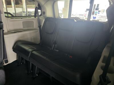2015 Chrysler Town & Country Touring   - Photo 11 - Hamilton, OH 45015