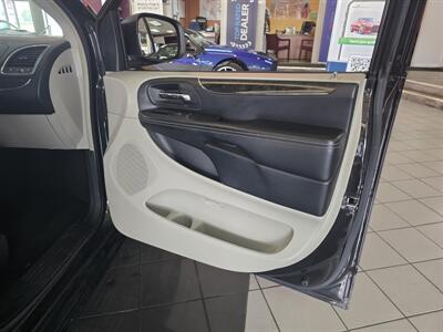 2015 Chrysler Town & Country Touring   - Photo 13 - Hamilton, OH 45015
