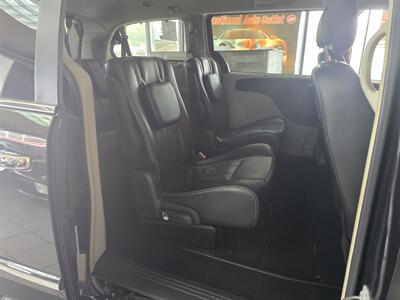 2015 Chrysler Town & Country Touring   - Photo 16 - Hamilton, OH 45015