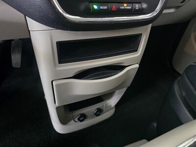 2015 Chrysler Town & Country Touring   - Photo 26 - Hamilton, OH 45015