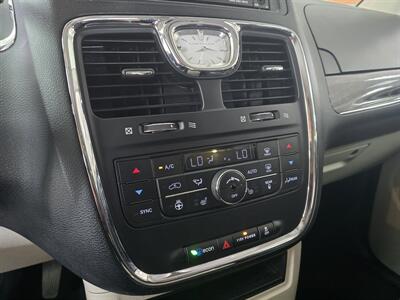 2015 Chrysler Town & Country Touring   - Photo 25 - Hamilton, OH 45015