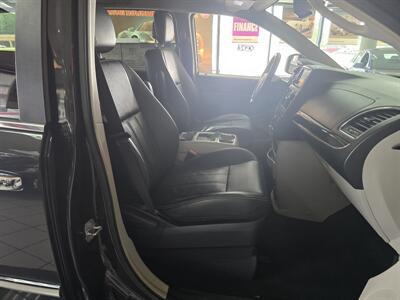 2015 Chrysler Town & Country Touring   - Photo 15 - Hamilton, OH 45015