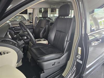 2015 Chrysler Town & Country Touring   - Photo 9 - Hamilton, OH 45015