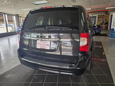 2015 Chrysler Town & Country Touring   - Photo 5 - Hamilton, OH 45015