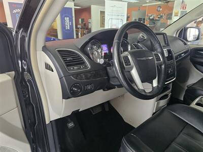 2015 Chrysler Town & Country Touring   - Photo 8 - Hamilton, OH 45015