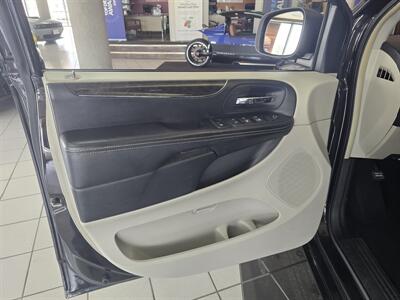 2015 Chrysler Town & Country Touring   - Photo 7 - Hamilton, OH 45015
