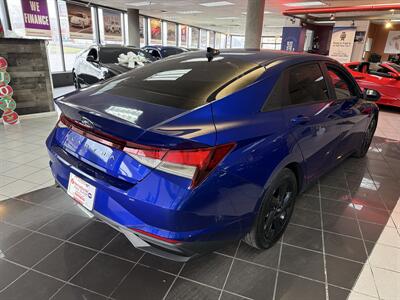 2022 Hyundai ELANTRA SEL 4DR SEDAN   - Photo 5 - Hamilton, OH 45015
