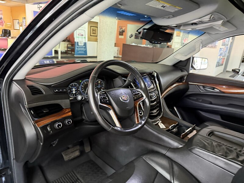 2015 Cadillac Escalade Premium - Photo 11 - Hamilton, OH 45015