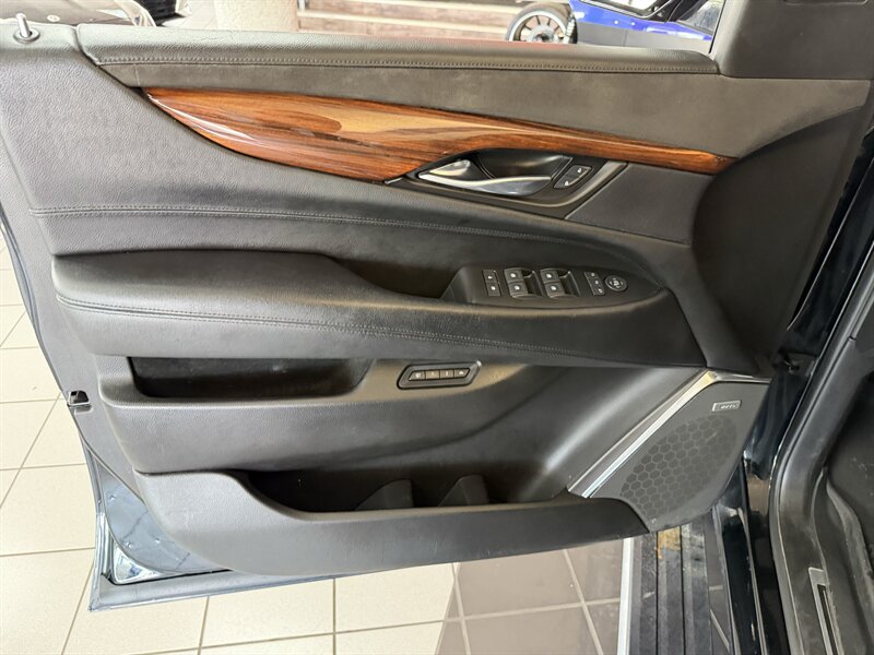 2015 Cadillac Escalade Premium - Photo 21 - Hamilton, OH 45015