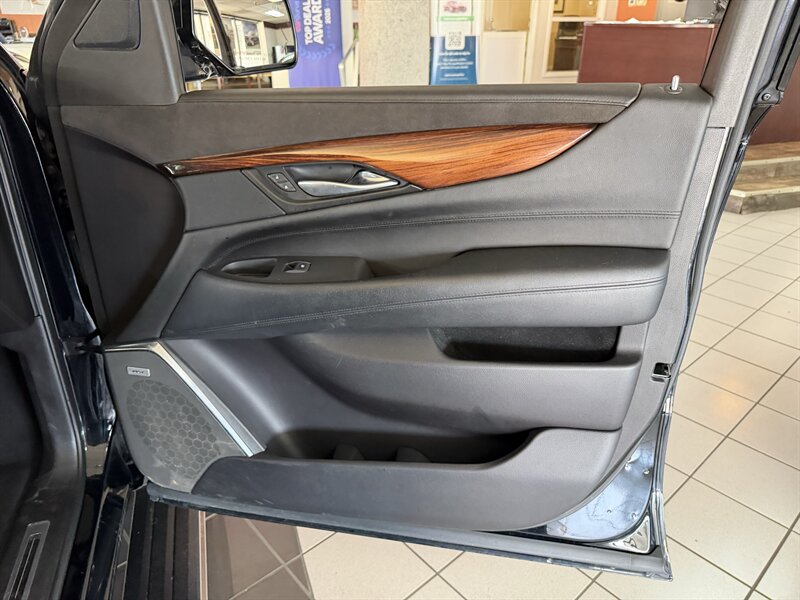 2015 Cadillac Escalade Premium - Photo 38 - Hamilton, OH 45015