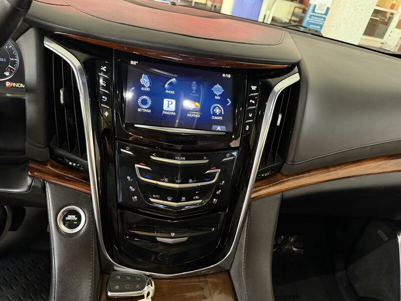 2015 Cadillac Escalade Premium - Photo 15 - Hamilton, OH 45015