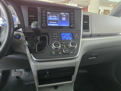 2020 Toyota Sienna LE 8-Passenger 4DR MINI-VAN   - Photo 23 - Hamilton, OH 45015