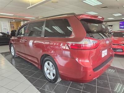 2020 Toyota Sienna LE 8-Passenger 4DR MINI-VAN   - Photo 6 - Hamilton, OH 45015