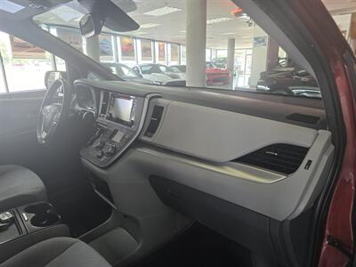 2020 Toyota Sienna LE 8-Passenger 4DR MINI-VAN   - Photo 13 - Hamilton, OH 45015