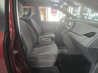 2020 Toyota Sienna LE 8-Passenger 4DR MINI-VAN   - Photo 14 - Hamilton, OH 45015