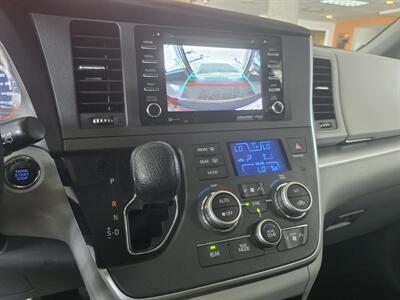 2020 Toyota Sienna LE 8-Passenger 4DR MINI-VAN   - Photo 22 - Hamilton, OH 45015