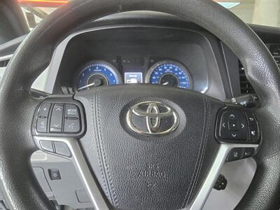 2020 Toyota Sienna LE 8-Passenger 4DR MINI-VAN   - Photo 20 - Hamilton, OH 45015