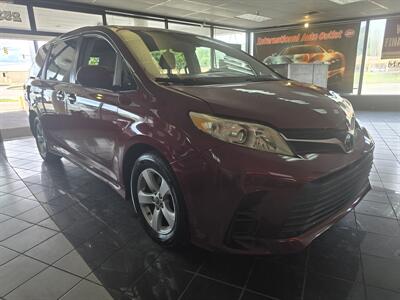 2020 Toyota Sienna LE 8-Passenger 4DR MINI-VAN   - Photo 3 - Hamilton, OH 45015
