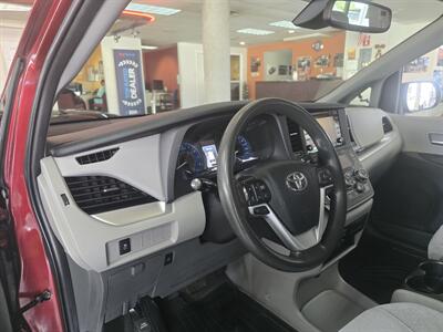 2020 Toyota Sienna LE 8-Passenger 4DR MINI-VAN   - Photo 8 - Hamilton, OH 45015