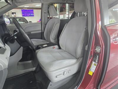 2020 Toyota Sienna LE 8-Passenger 4DR MINI-VAN   - Photo 9 - Hamilton, OH 45015