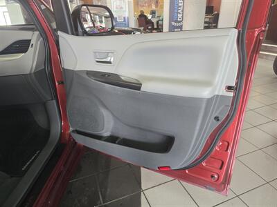 2020 Toyota Sienna LE 8-Passenger 4DR MINI-VAN   - Photo 12 - Hamilton, OH 45015