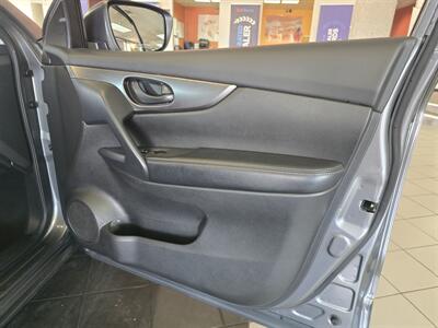 2020 Nissan Rogue Sport S   - Photo 12 - Hamilton, OH 45015