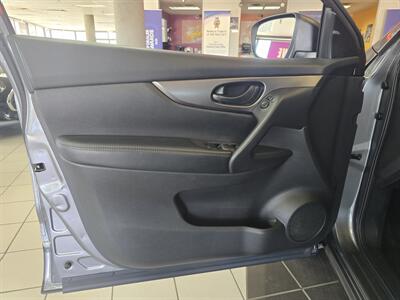 2020 Nissan Rogue Sport S   - Photo 7 - Hamilton, OH 45015