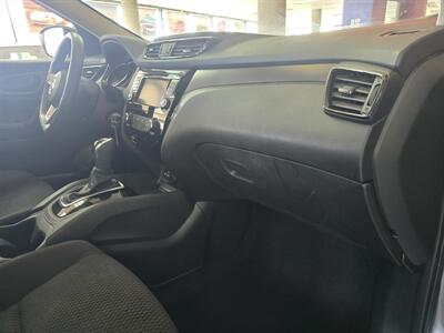 2020 Nissan Rogue Sport S   - Photo 13 - Hamilton, OH 45015