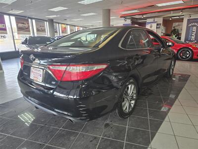 2015 Toyota Camry SE 4DR SEDAN   - Photo 4 - Hamilton, OH 45015