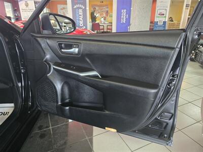 2015 Toyota Camry SE 4DR SEDAN   - Photo 12 - Hamilton, OH 45015