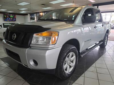 2015 Nissan Titan SV CREW CAB4X4   - Photo 2 - Hamilton, OH 45015