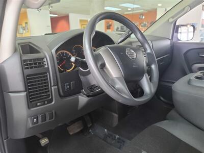 2015 Nissan Titan SV CREW CAB4X4   - Photo 9 - Hamilton, OH 45015