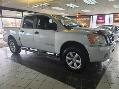 2015 Nissan Titan SV CREW CAB4X4   - Photo 4 - Hamilton, OH 45015