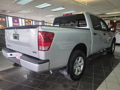 2015 Nissan Titan SV CREW CAB4X4   - Photo 5 - Hamilton, OH 45015