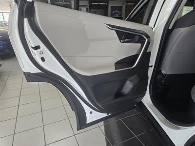 2020 Toyota RAV4 Hybrid XLE 4DR SUV AWD - Photo 10 - Hamilton, OH 45015