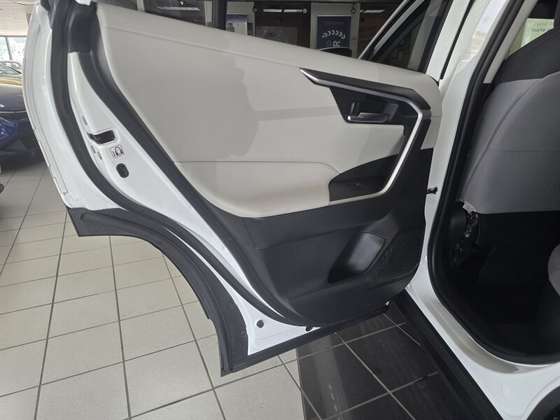 2020 Toyota RAV4 Hybrid XLE 4DR SUV AWD - Photo 10 - Hamilton, OH 45015