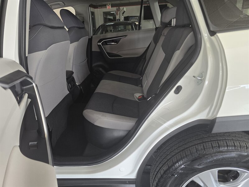 2020 Toyota RAV4 Hybrid XLE 4DR SUV AWD - Photo 11 - Hamilton, OH 45015