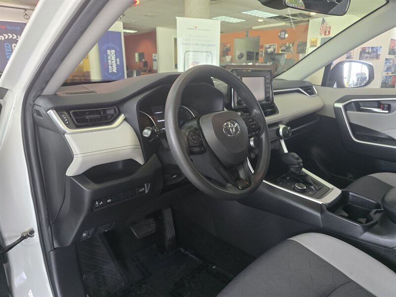 2020 Toyota RAV4 Hybrid XLE 4DR SUV AWD - Photo 8 - Hamilton, OH 45015
