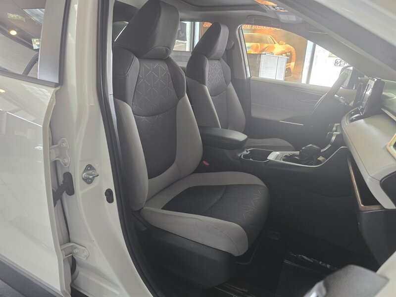 2020 Toyota RAV4 Hybrid XLE 4DR SUV AWD - Photo 14 - Hamilton, OH 45015