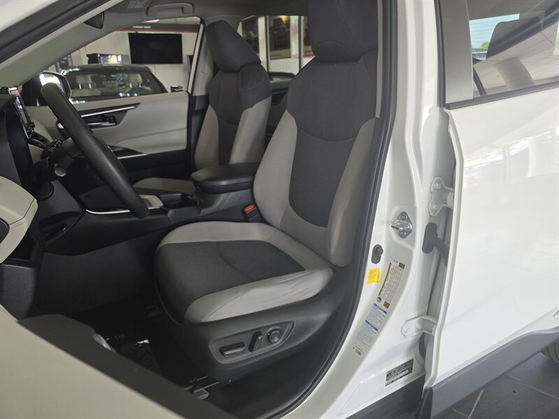2020 Toyota RAV4 Hybrid XLE 4DR SUV AWD - Photo 9 - Hamilton, OH 45015