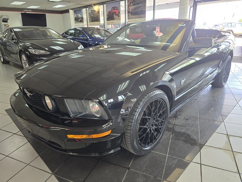 2009 Ford Mustang GT Deluxe 2DR CONVERTIBLE - Photo 1 - Hamilton, OH 45015