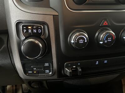 2015 RAM 1500 TRADESMAN 4DR CREW CAB 4X4/DIESEL   - Photo 16 - Hamilton, OH 45015