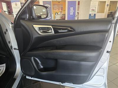 2019 Nissan Pathfinder SV 4DR SUV AWD   - Photo 15 - Hamilton, OH 45015