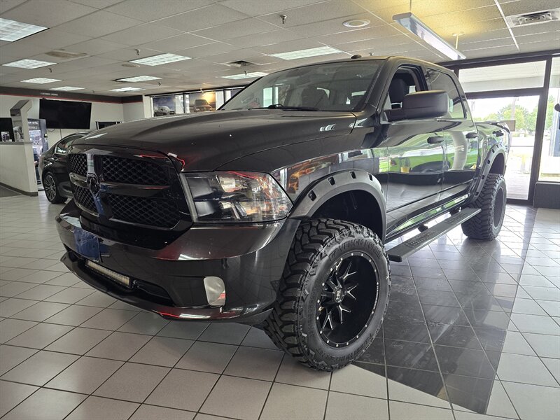 2018 RAM 1500 Express-CREW CAB-4X4-HEMI   - Photo 1 - Hamilton, OH 45015