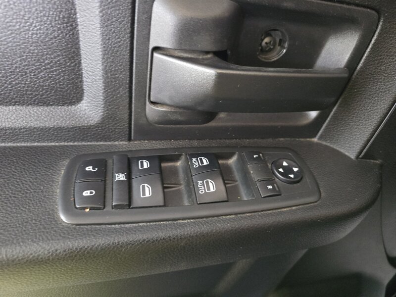 2018 RAM 1500 Express-CREW CAB-4X4-HEMI - Photo 19 - Hamilton, OH 45015