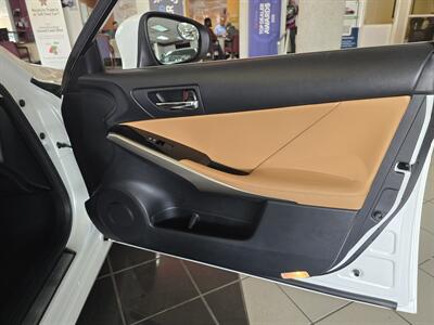 2016 Lexus IS 200t   - Photo 12 - Hamilton, OH 45015
