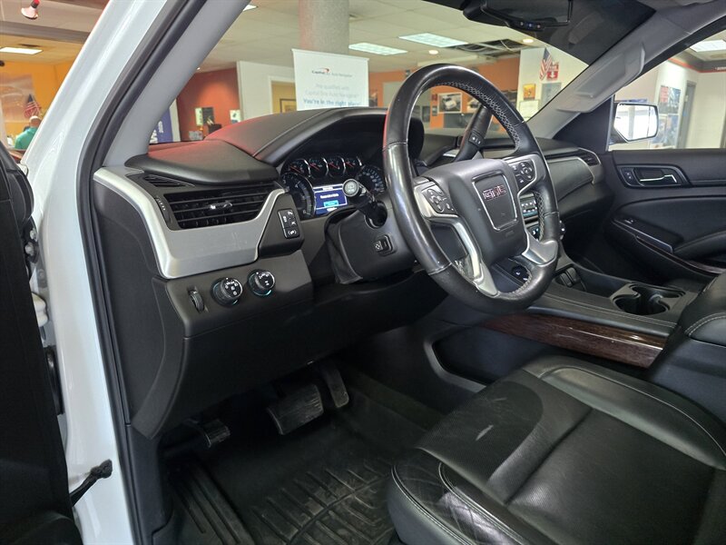 2017 GMC Yukon SLT 4DR SUV 4X4 - Photo 8 - Hamilton, OH 45015