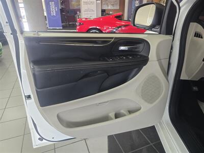 2019 Dodge Grand Caravan SXT   - Photo 7 - Hamilton, OH 45015