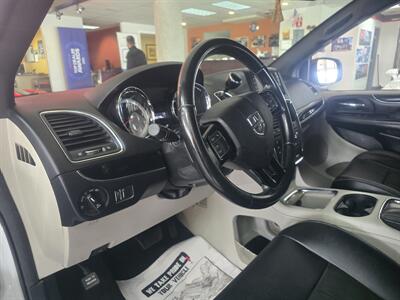 2019 Dodge Grand Caravan SXT   - Photo 8 - Hamilton, OH 45015