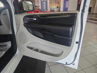 2019 Dodge Grand Caravan SXT   - Photo 11 - Hamilton, OH 45015